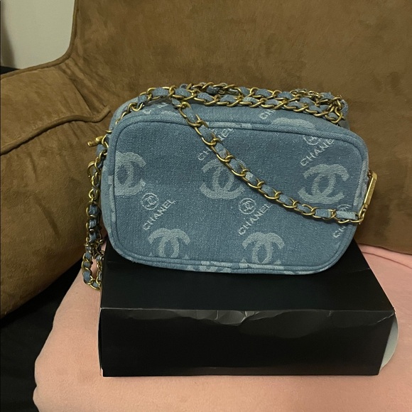 Chanel, GWP Light Blue Denim Crossbody Bag - Picture 1 of 17